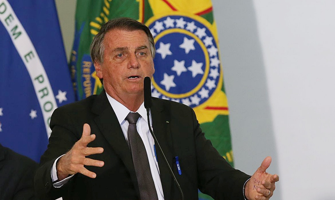 Bolsonaro passa por exames para investigar solu&ccedil;os