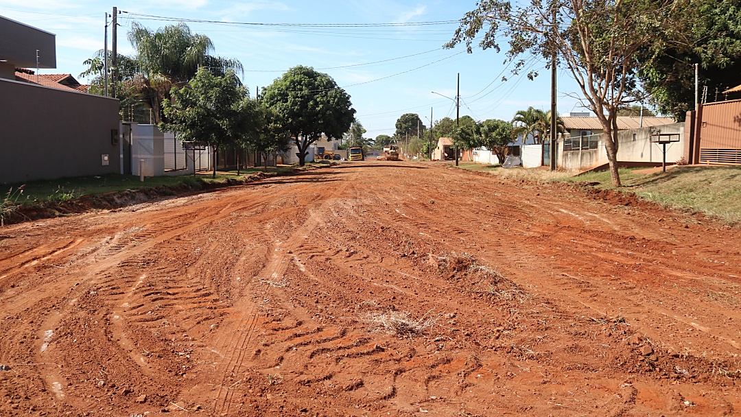 Come&ccedil;a na Vila Carinhosa asfalto de 2 ruas pelo sistema comunit&aacute;rio