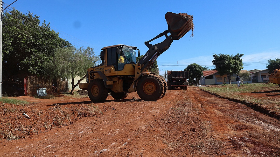 Come&ccedil;a na Vila Carinhosa asfalto de 2 ruas pelo sistema comunit&aacute;rio