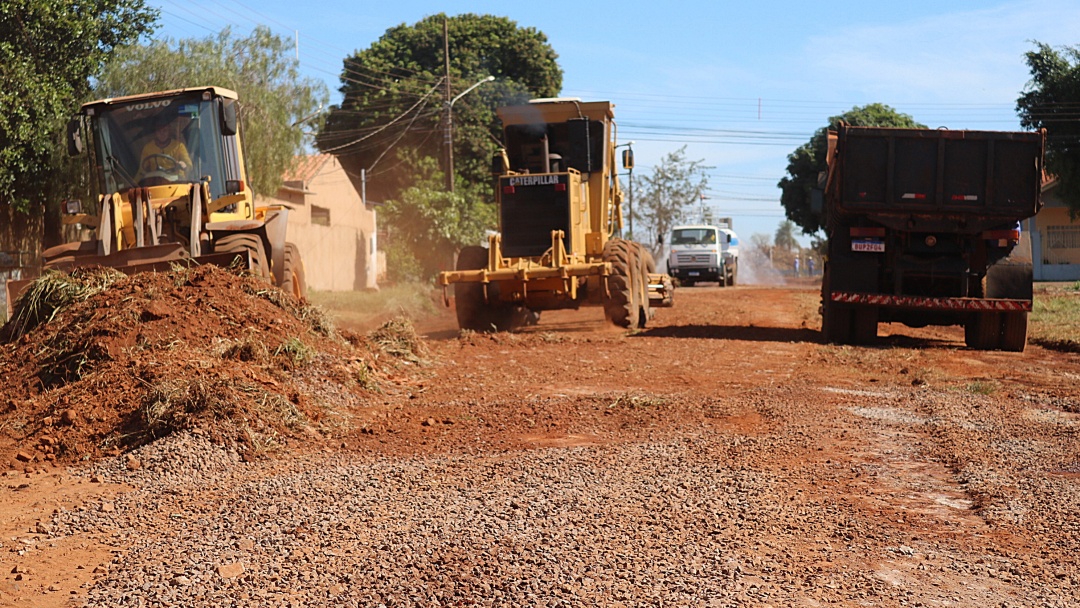 Come&ccedil;a na Vila Carinhosa asfalto de 2 ruas pelo sistema comunit&aacute;rio