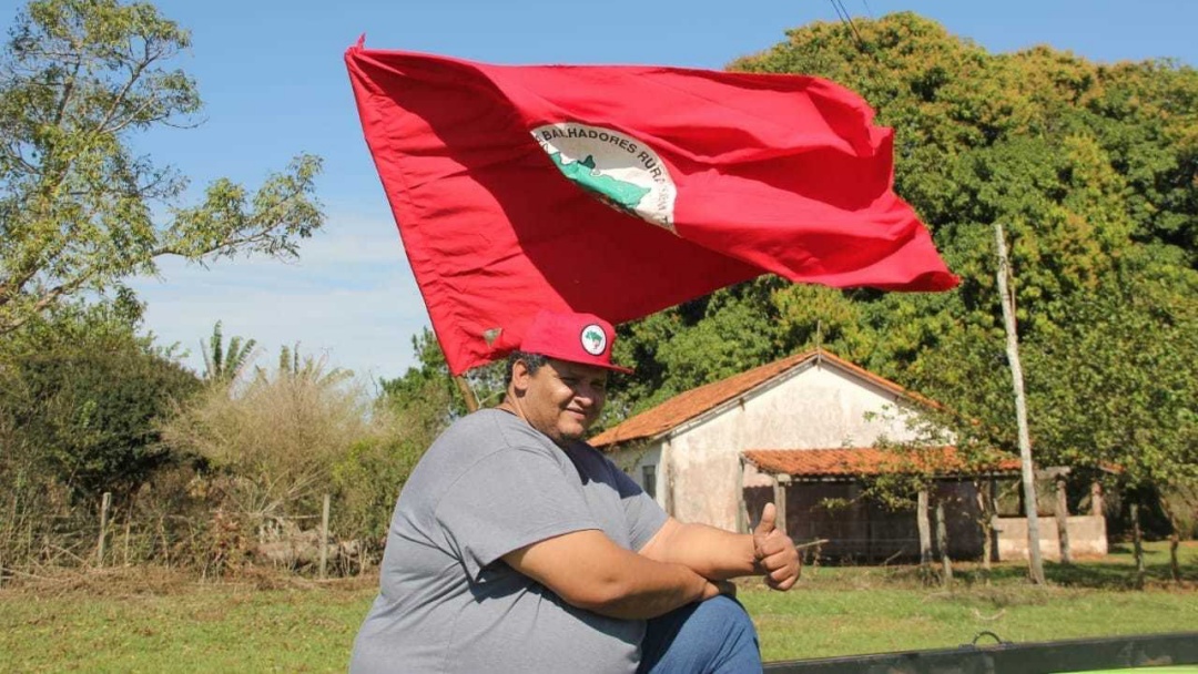 Endividado e ainda com sequelas do Covid, assentado faz rifa de leit&atilde;o, bezerro e at&eacute; cacha&ccedil;a 