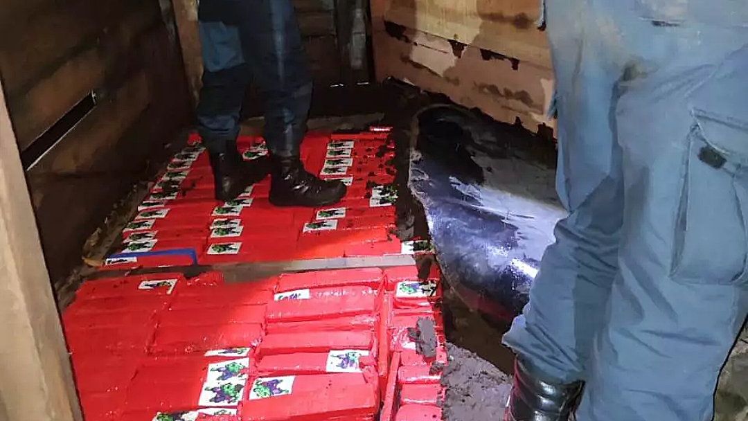 Caminh&atilde;o boiadeiro levava 600 quilos de maconha em fundo falso