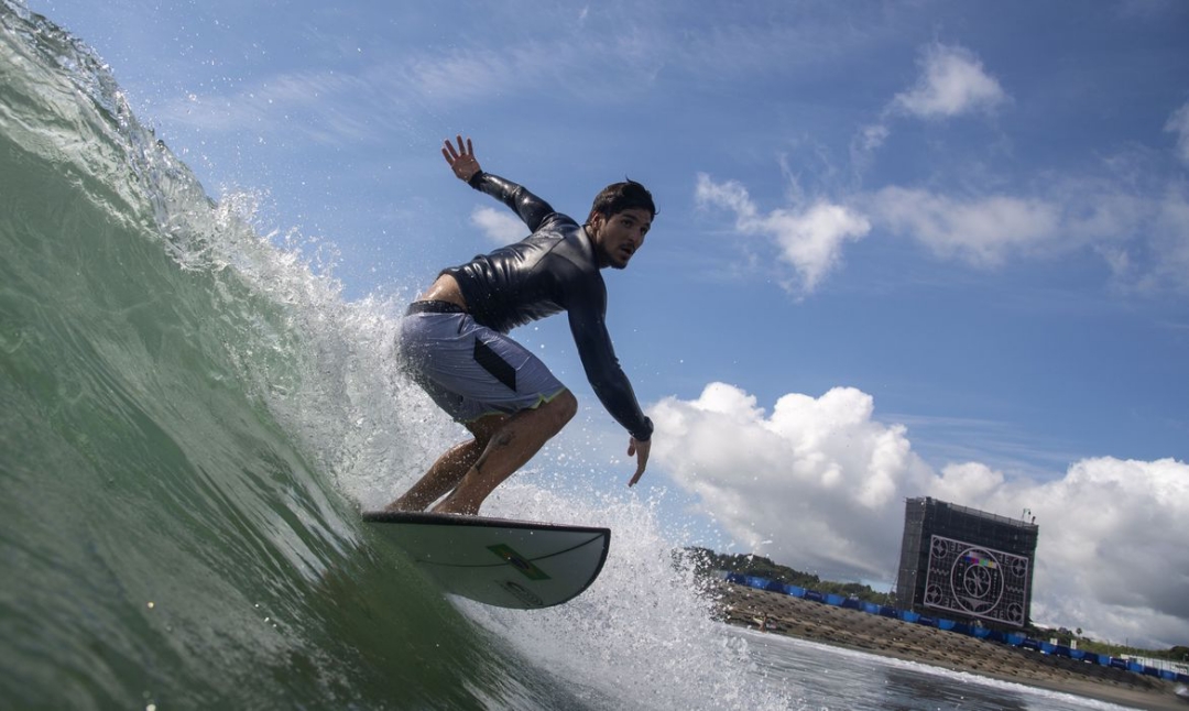 T&oacute;quio: alerta de tuf&atilde;o deixa surfistas animados com ondas mais altas