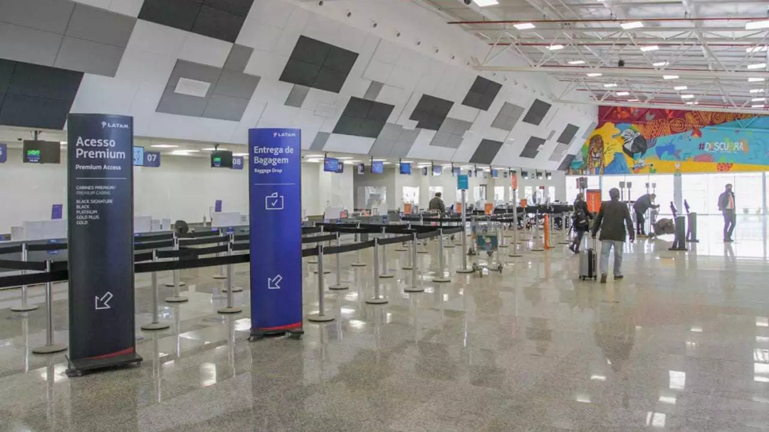 Rumo ao Maranhão, jovem é preso em aeroporto com malas recheadas de droga