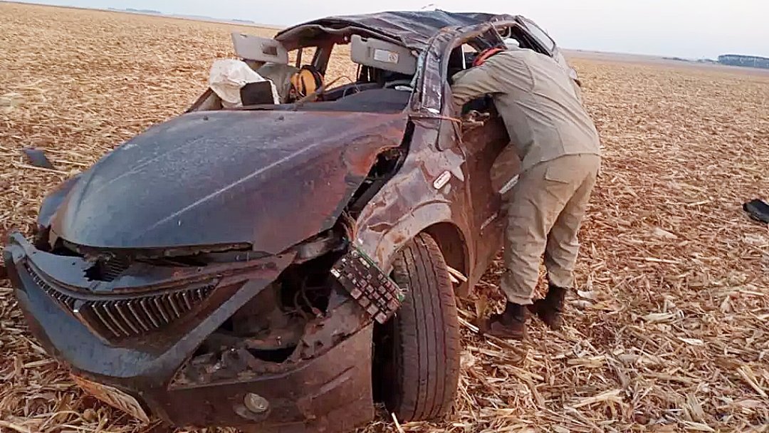 Mulher &eacute; encontrada morta perto de ve&iacute;culo destru&iacute;do &agrave;s margens de rodovia
