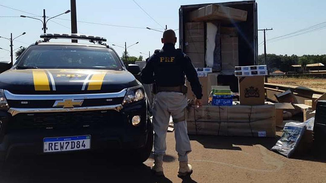 Pol&iacute;cia apreende caminh&atilde;o ba&uacute; com produtos contrabandeados