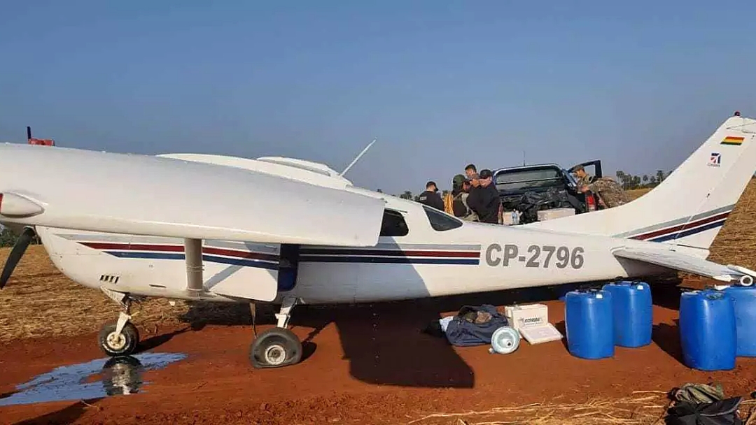 Traficantes s&atilde;o presos descarregando coca&iacute;na de avi&atilde;o na fronteira