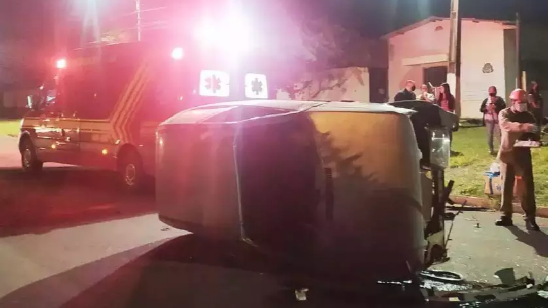 Motorista b&ecirc;bado &eacute; preso depois de bater e capotar carro