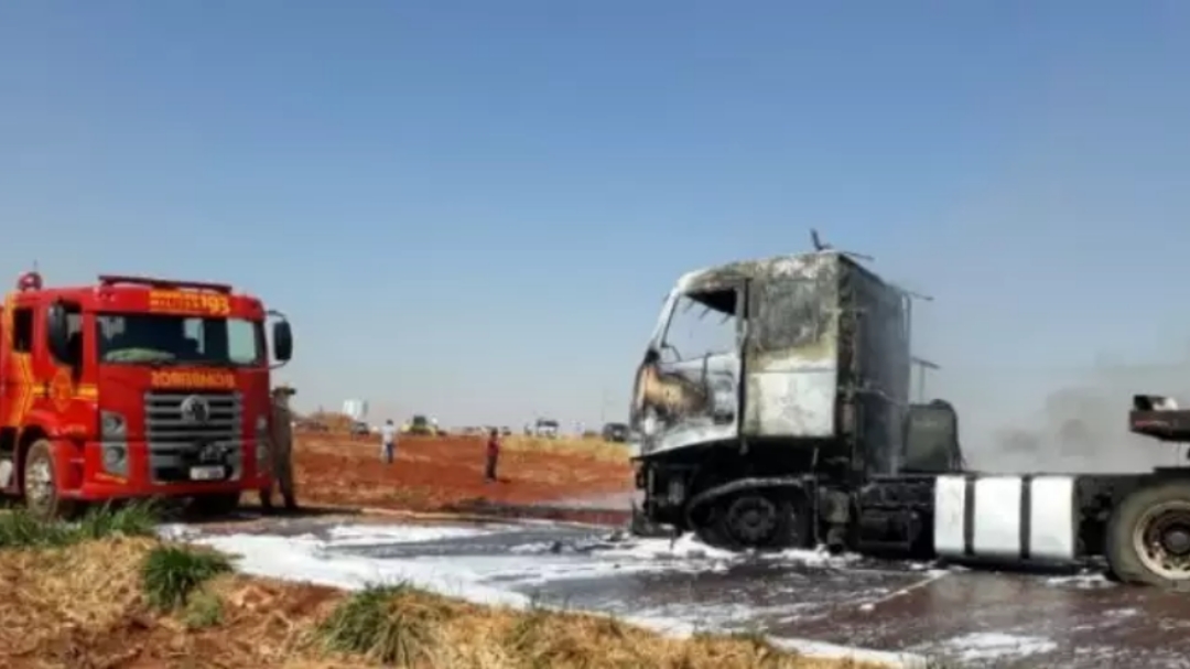 Caminh&atilde;o tem pane el&eacute;trica, pega fogo e chamas se espalham por lavoura