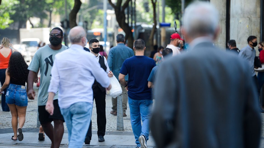 M&eacute;dia de mortes por covid-19 tem queda de 32% em um m&ecirc;s no pa&iacute;s