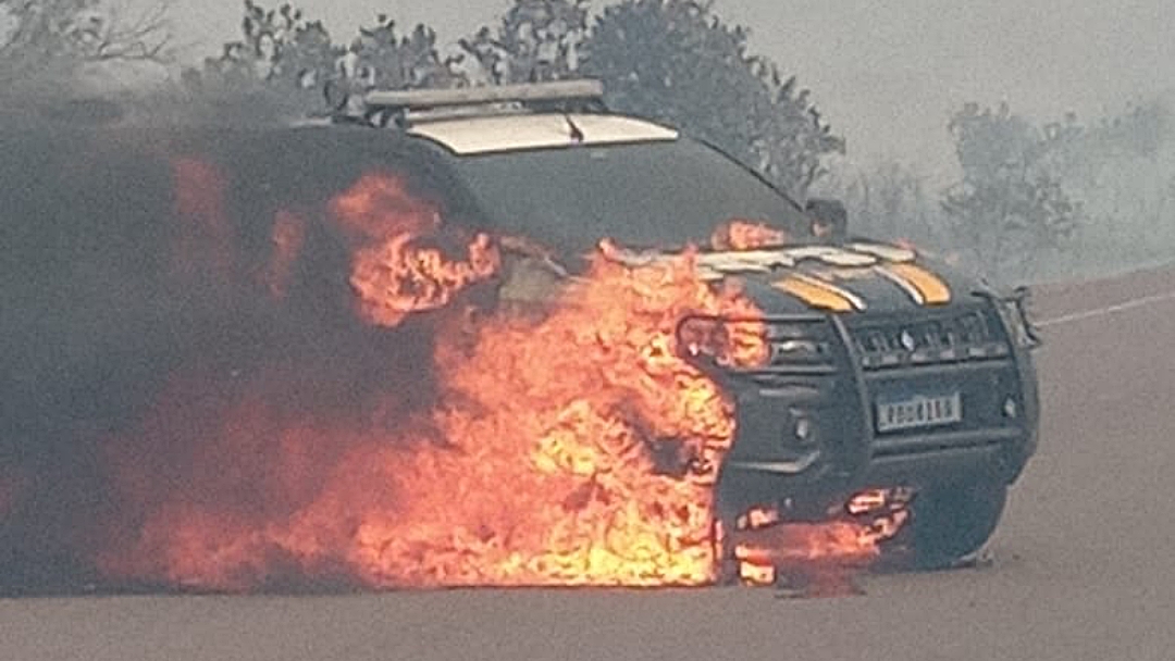 Fogo se espalha em vegeta&ccedil;&atilde;o e atinge viatura da PRF na BR-060 em Sidrol&acirc;ndia