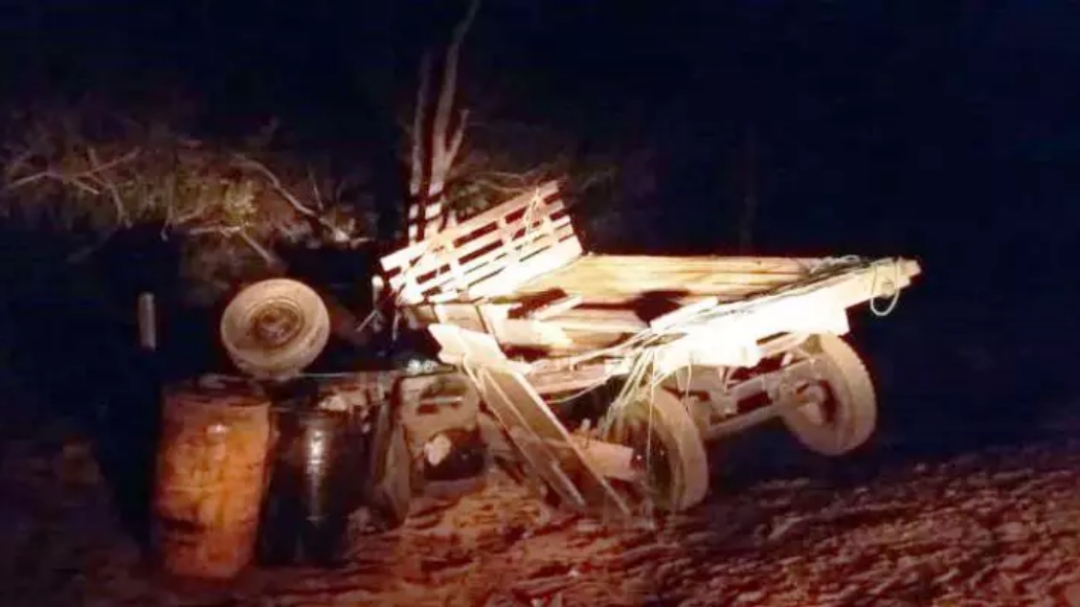 Condutor perde controle de ve&iacute;culo carregado com &oacute;leo diesel e atinge &aacute;rvore