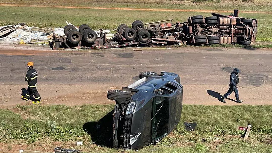 Camionete e carreta transportando produtos qu&iacute;micos capotam na MS-480