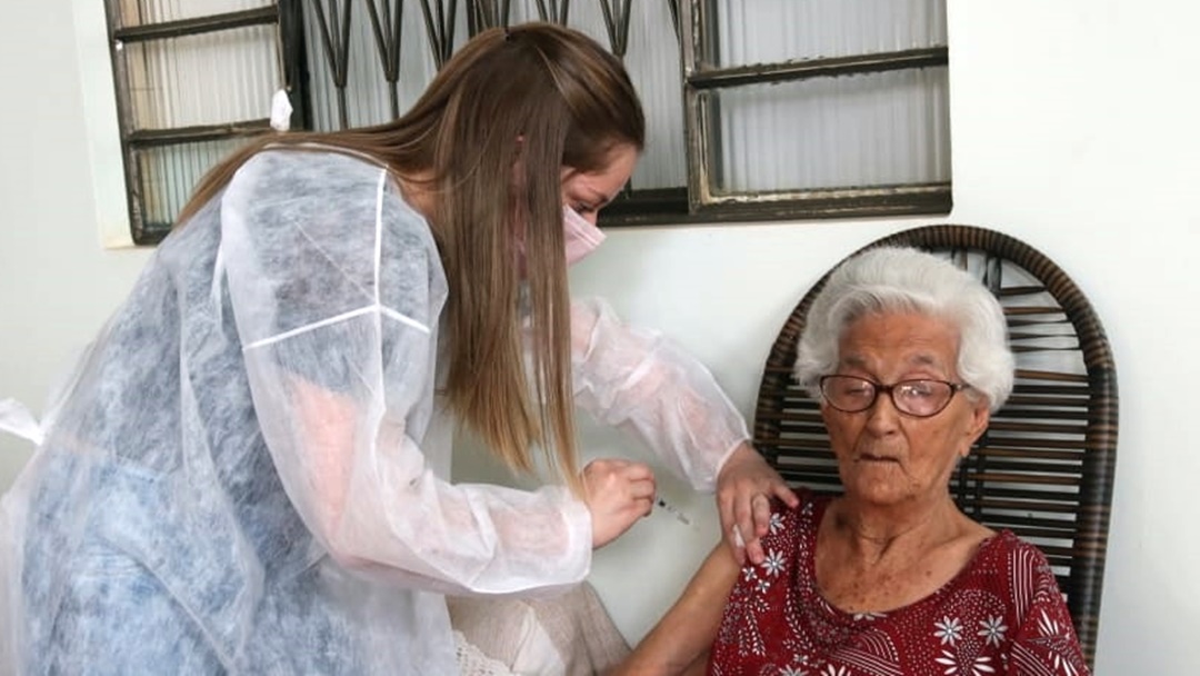 Equipe volante aplica 3&ordf; dose da vacina contra Covid-19 em idosa de 105 anos