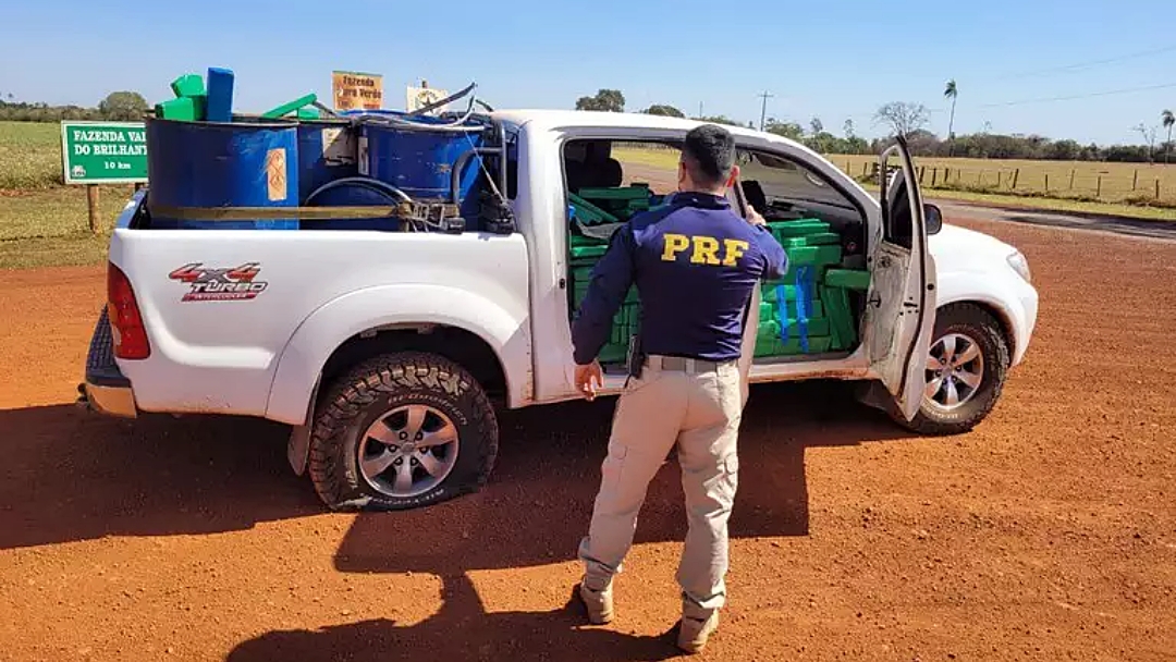 PRF atira em pneus de caminhonete com drogas e muni&ccedil;&otilde;es na BR-060