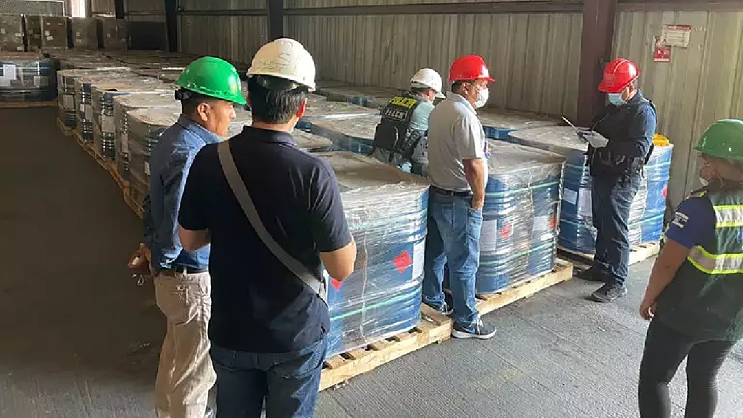 Pol&iacute;cia apreende 33 mil de litros de produto qu&iacute;mico usado para refinar coca&iacute;na