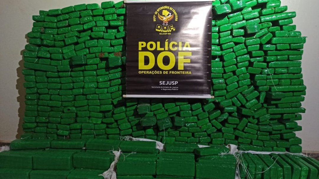 Com 377 kg de maconha, homem tenta fugir da pol&iacute;cia, mata motorista e fere 3 crian&ccedil;as