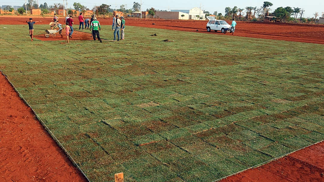 Prefeitura grama campo e começa estruturar área de lazer do Capão Seco