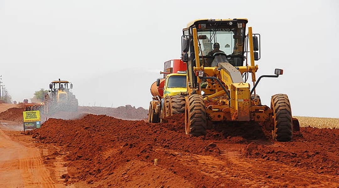 Ap&oacute;s 3 meses, terraplanagem avan&ccedil;a e at&eacute; dezembro estrada do Cap&atilde;o Seco ter&aacute; 4 km asfaltados