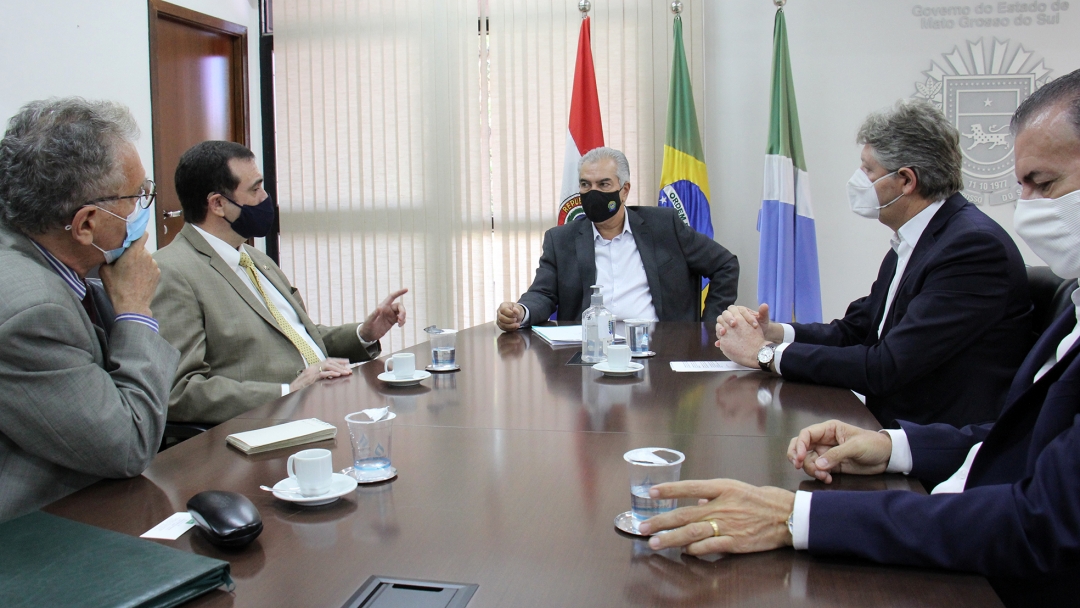 Reinaldo Azambuja discute avan&ccedil;os da rota bioce&acirc;nica com embaixador do Paraguai