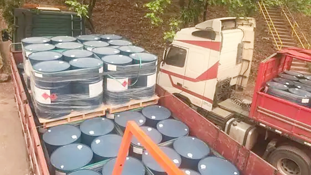 Pol&iacute;cia apreende 130 mil quilos de subst&acirc;ncia usada no &ldquo;refino&rdquo; de coca&iacute;na