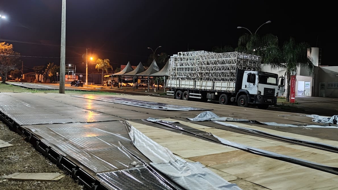 Ociosa h&aacute; 15 dias, estrutura de tenda ao lado da UPA desmontada na 3&ordf; &agrave; noite