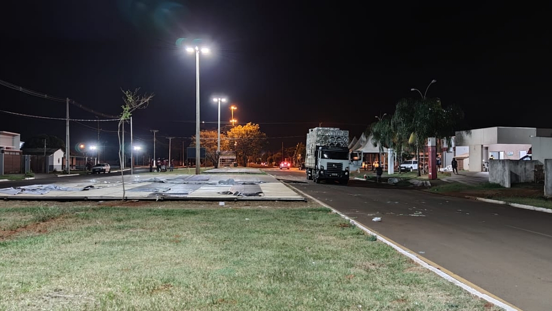 Ociosa h&aacute; 15 dias, estrutura de tenda ao lado da UPA desmontada na 3&ordf; &agrave; noite