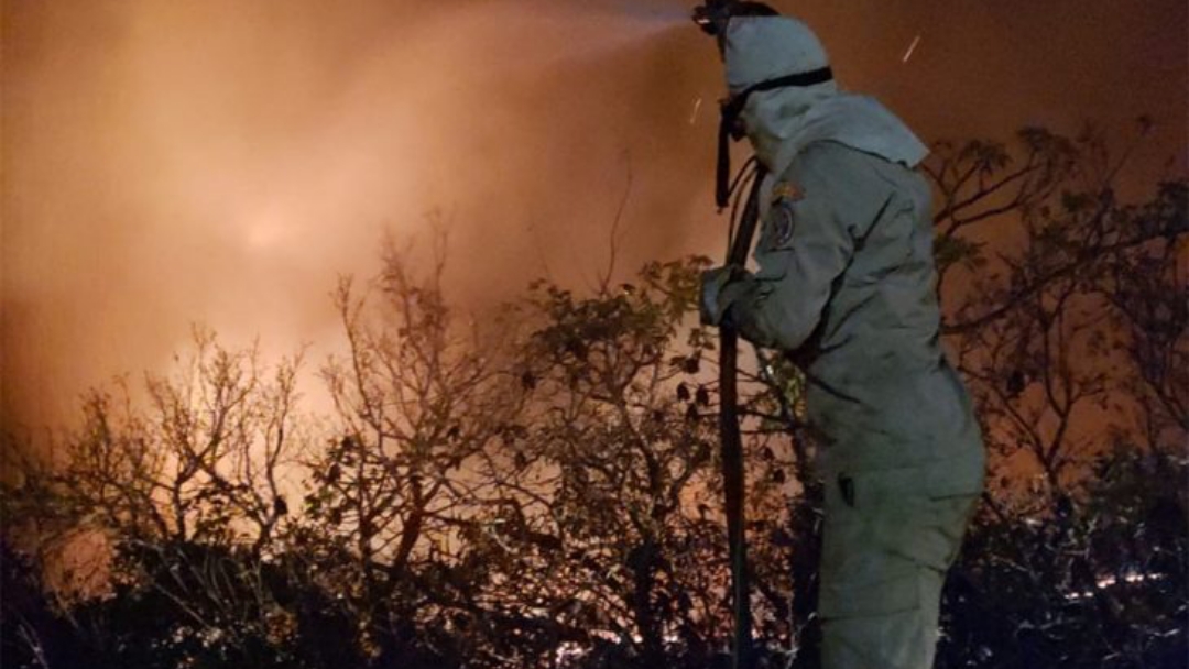 Bombeiros mant&eacute;m combate aos inc&ecirc;ndios no Pantanal e fuma&ccedil;a prejudica apoio a&eacute;reo