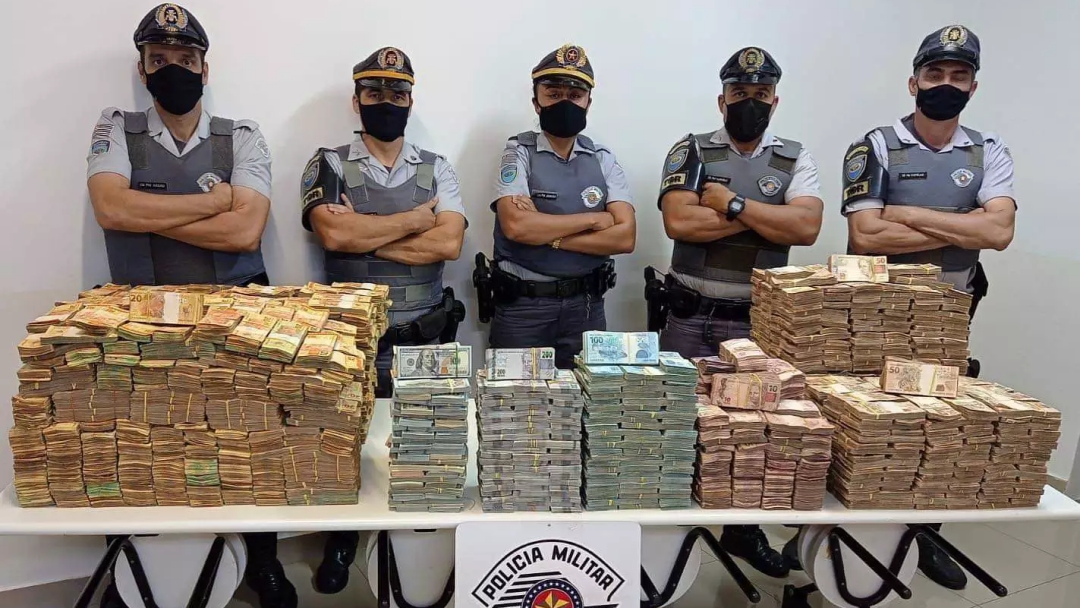 Pol&iacute;cia paulista encontra quase R$ 12 milh&otilde;es em carreta com placas de MS