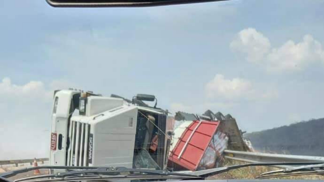 Caminh&atilde;o tomba e fica pendurado no trecho da serra na BR-060 