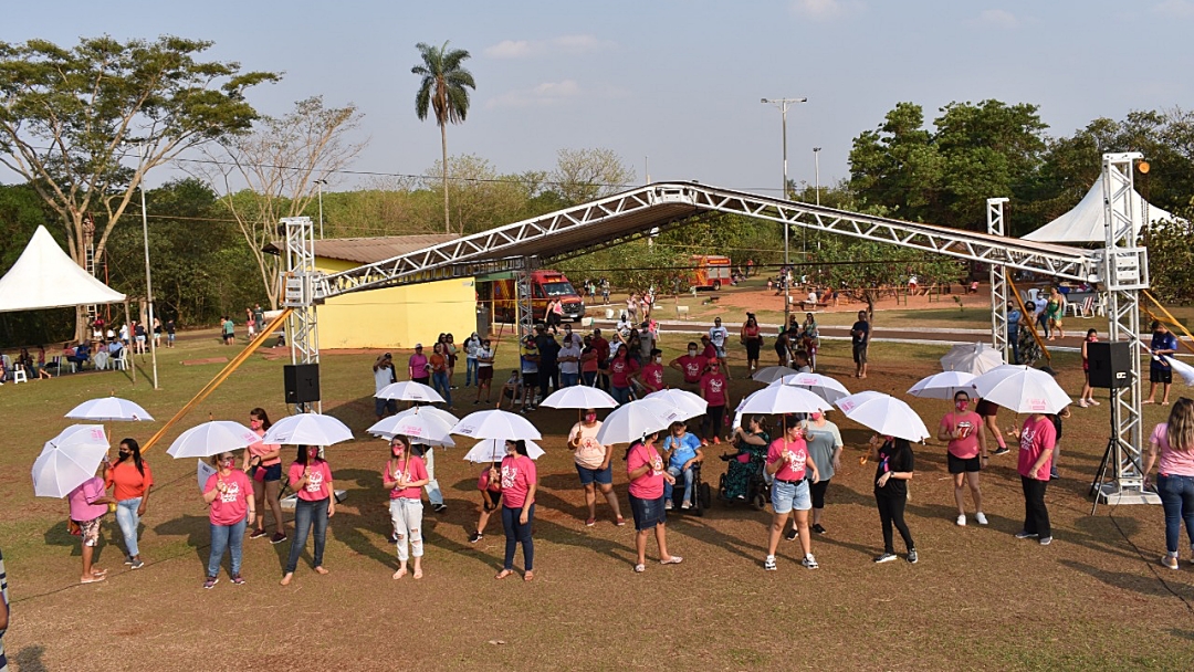 Parque do Vacaria teve tarde de lazer e alerta para preven&ccedil;&atilde;o do c&acirc;ncer de mama