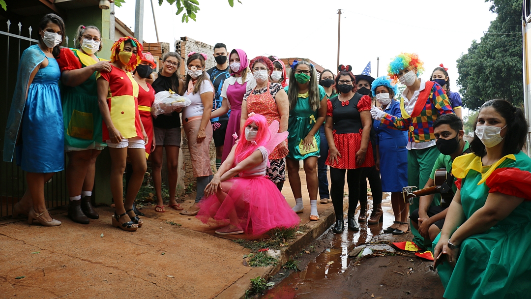 &#039;Caravana da Alegria&#039; leva divers&atilde;o durante entrega de cestas de frutas aos alunos da APAE 