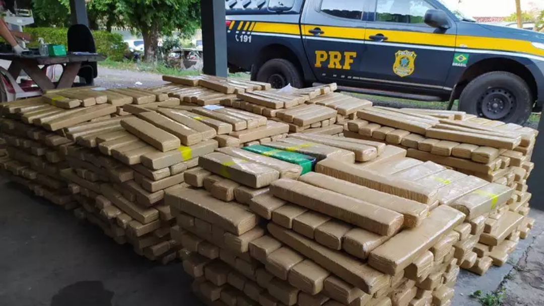 Com placas falsas, camionete &eacute; abandonada com 1,5 tonelada de maconha