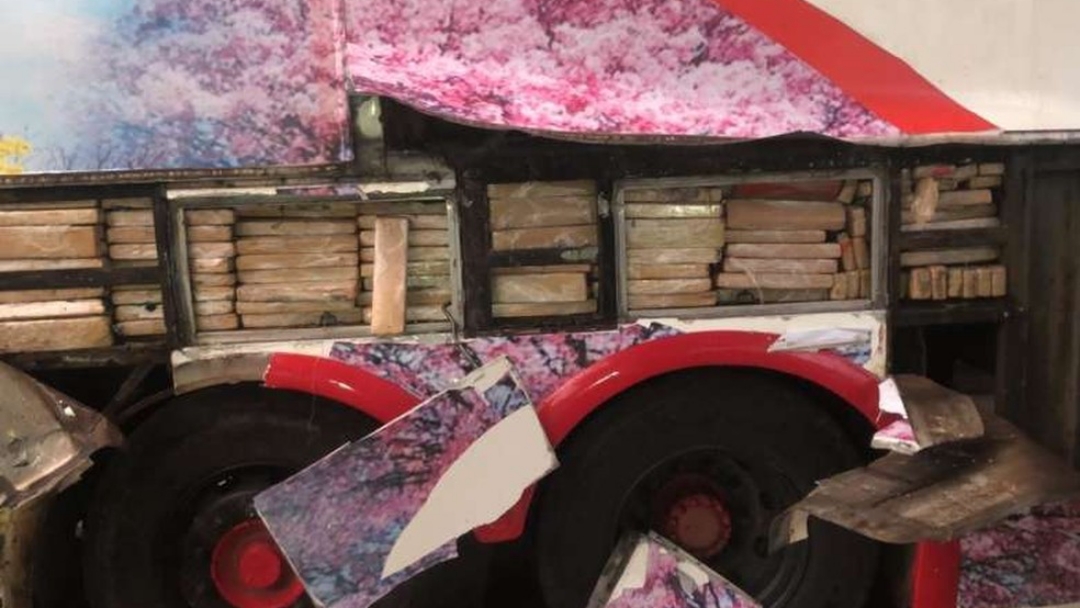 Pol&iacute;cia apreende 1,8 mil quilos de maconha em &ocirc;nibus de excurs&atilde;o