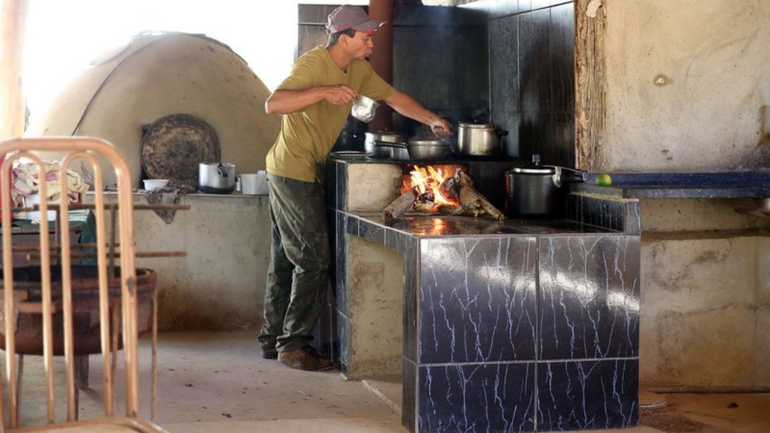 Brasileiro já usa mais lenha do que gás na cozinha