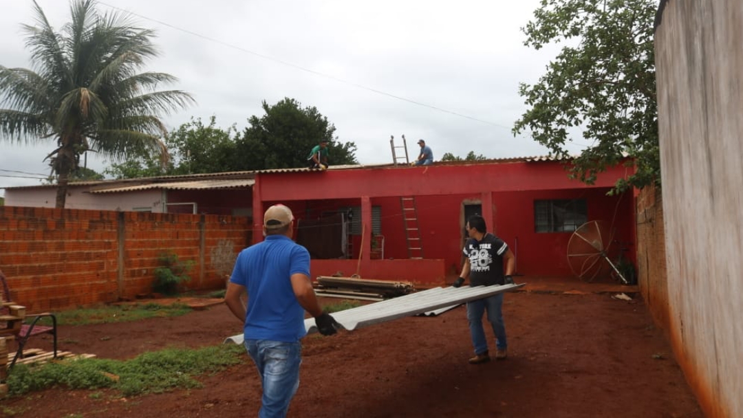 Come&ccedil;a entrega de telhas para refazer cobertura de casas atingidas por vendaval