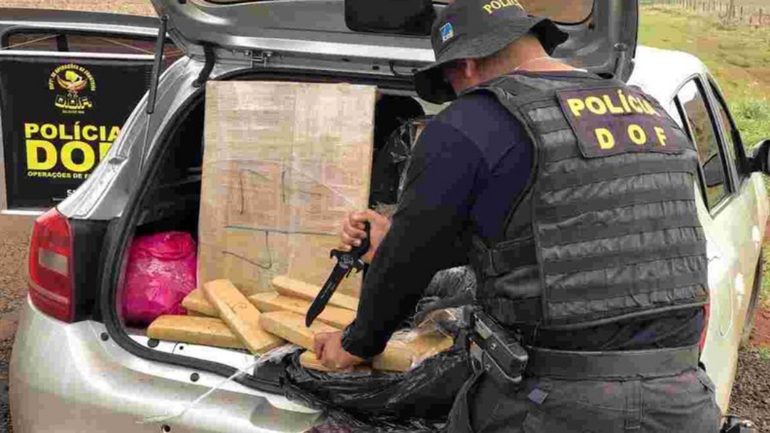Homem &eacute; preso por transportar 220 kg de drogas em carro em Maracaju