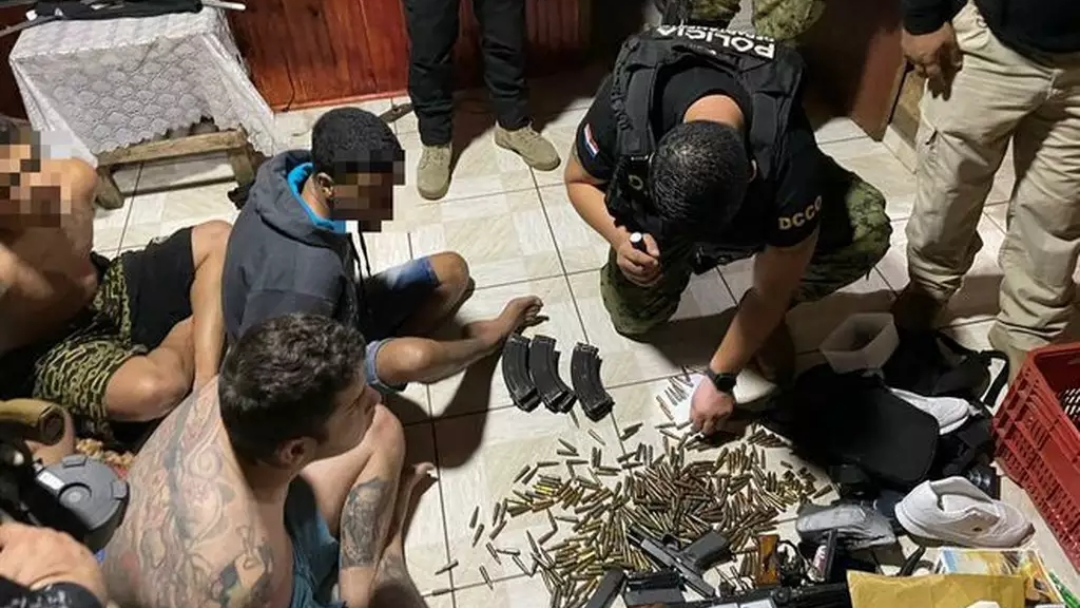 Cinco brasileiros s&atilde;o presos com arsenal na fronteira