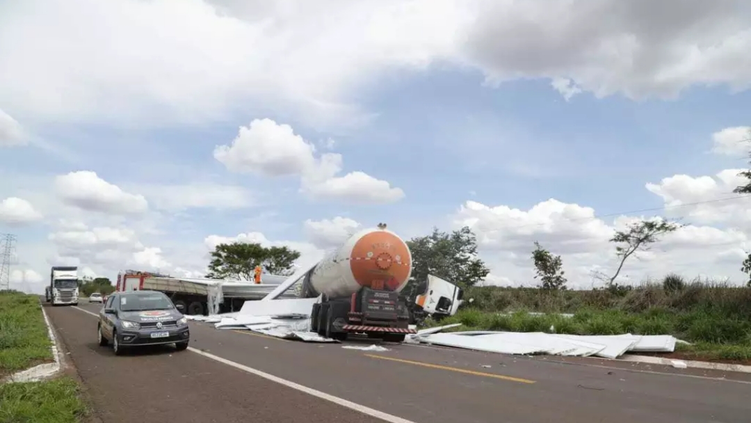 Colis&atilde;o entre carreta e caminh&atilde;o mata motorista