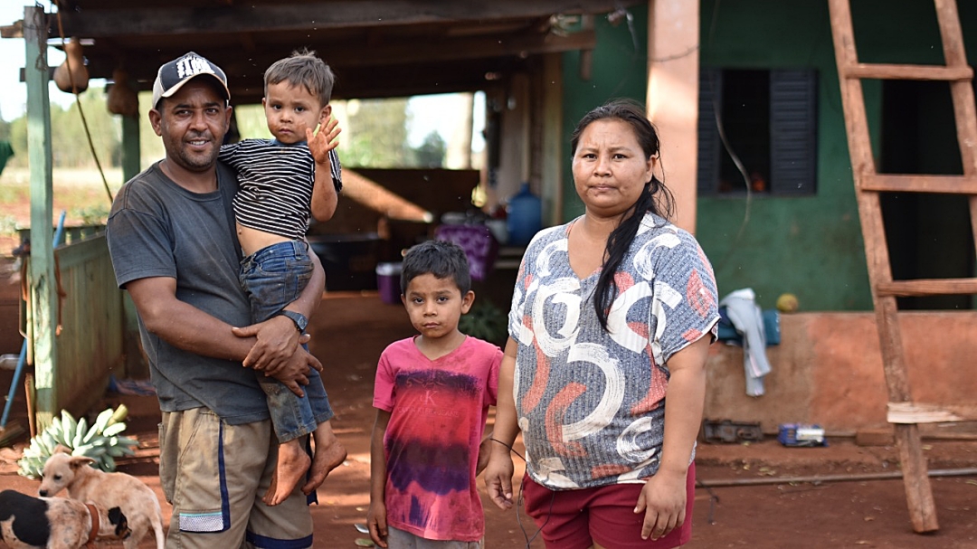 Prefeitura socorre fam&iacute;lia do Santa Terezinha e chega a 783 telhas entregues