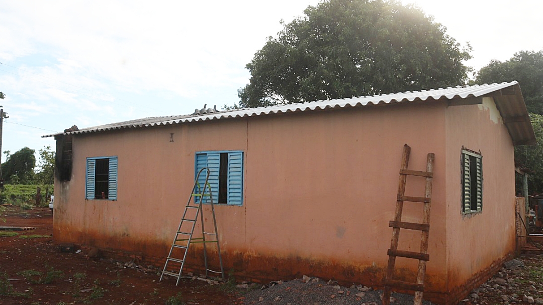 Prefeitura socorre fam&iacute;lia do Santa Terezinha e chega a 783 telhas entregues