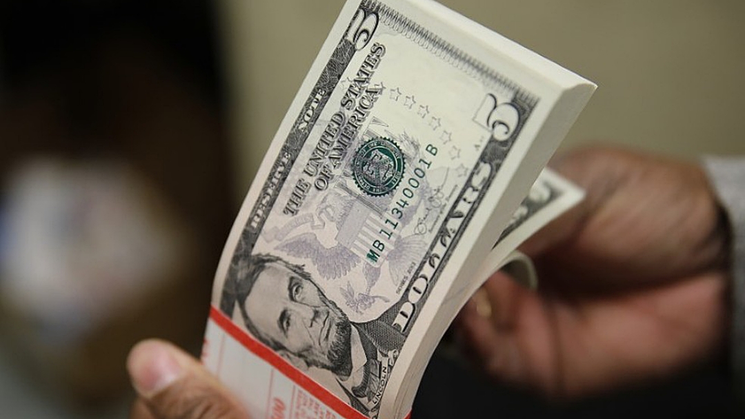 D&oacute;lar fecha em alta nesta segunda e inicia novembro cotado a R$ 5,67