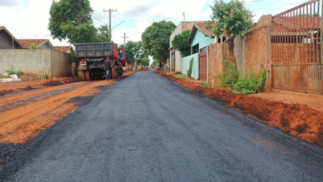 Asfalto avan&ccedil;a mais uma quadra na Rua Hugo Yule, acesso ao Morada da Serra