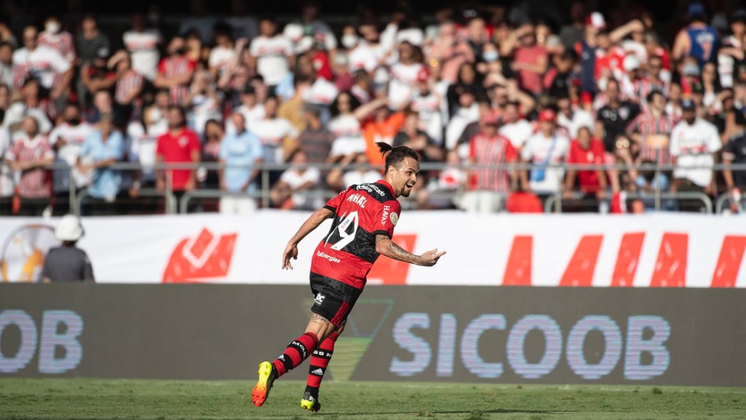 Flamengo passeia no Morumbi e goleia S&atilde;o Paulo 