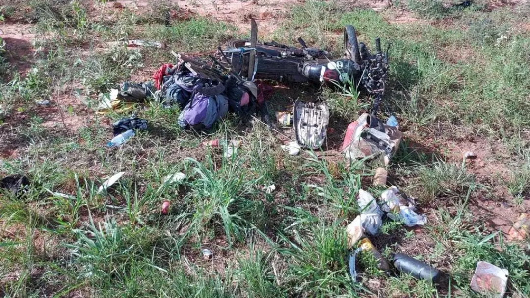 Acidente entre duas motocicletas e carreta mata uma pessoa na BR-060