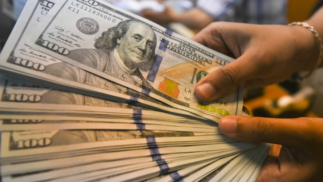 D&oacute;lar encosta nos R$ 5,70 e fecha no maior valor desde abril