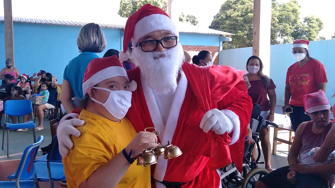 Papai Noel faz a alegria de crian&ccedil;as durante entrega de brinquedos na APAE