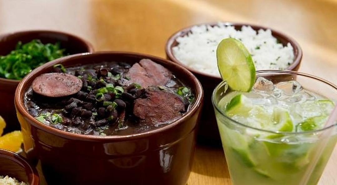 Casar&atilde;o comemora anivers&aacute;rio de Sidrol&acirc;ndia com feijoada e caipirinha free