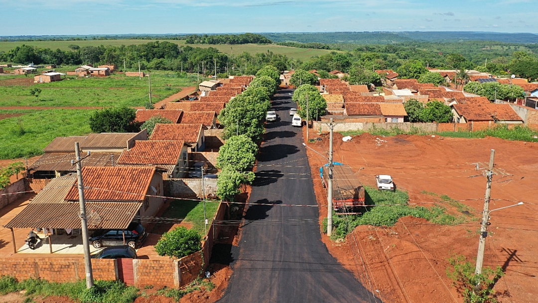 Prefeita faz entrega simb&oacute;lica de 6 km de asfalto novo em 18 ruas da cidade