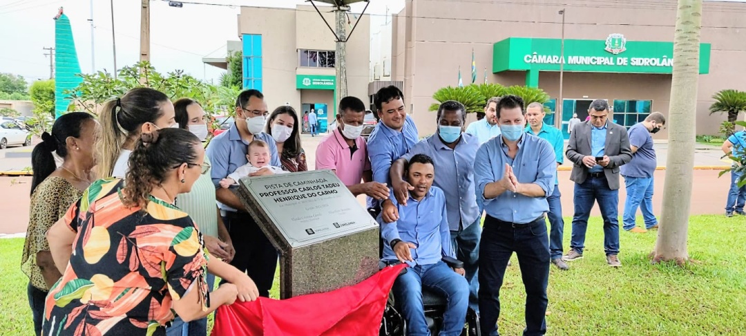 Fam&iacute;lias se emocionam em homenagens a professores vitimas da Covid-19